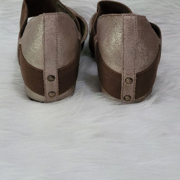 USED IN GREAT CONDITION, OTBT SANDALS IN BRONZE COLOR! - Picture 5 of 7